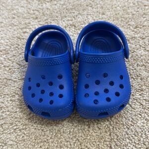 NWOT Baby crocs size 2-3